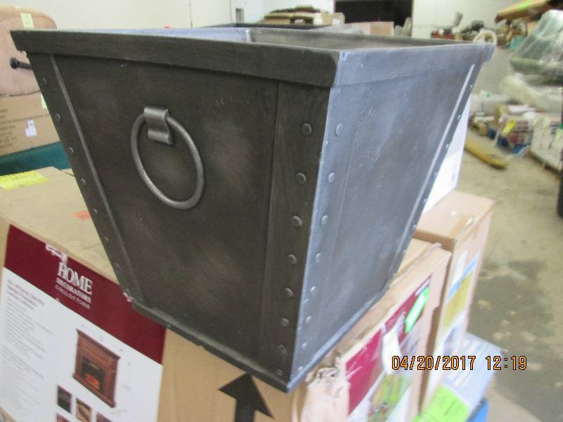 lot 43 image: big planter ...