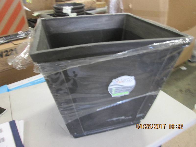 lot 142 image: 1 southern patio 20 inch planter  ...