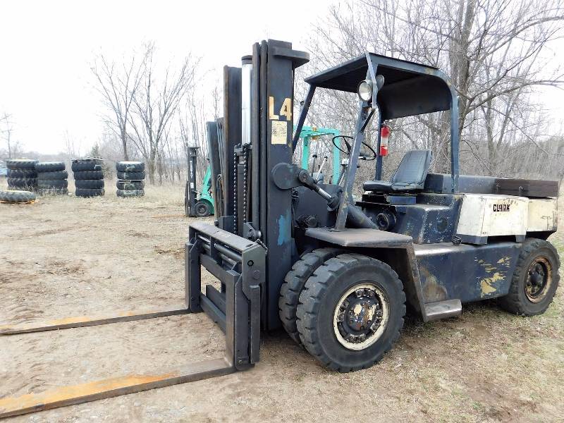 lot 4 image: 10000lb Clark Forklift
