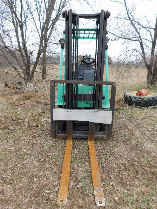 lot 8 image: 1998 3000lb Mitsubishi FG15B Forklift