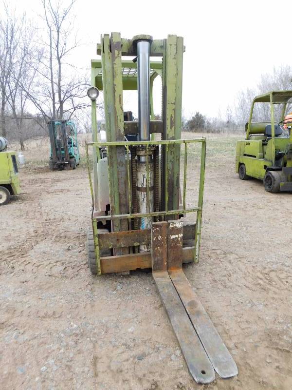 lot 10 image: 5000lb Clark Forklift