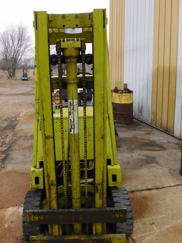 lot 11 image: 3000lb Clark C500-30 Forklift
