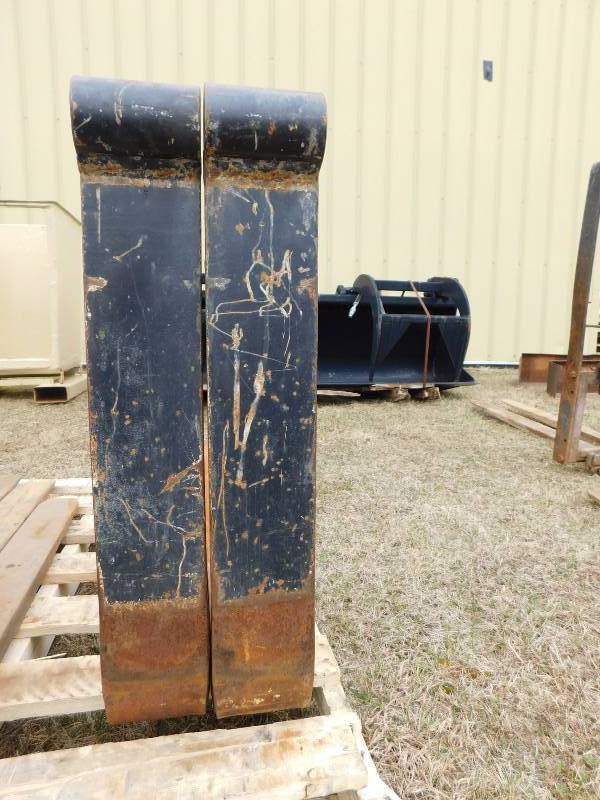 lot 40 image: One Pair of Shaft Style Forklift Forks