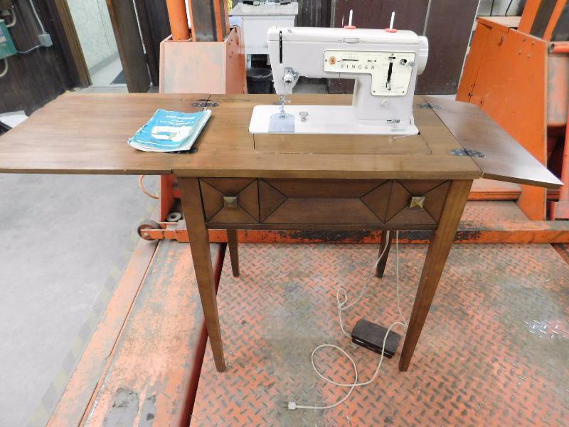 lot 58 image: Singer Sewing Machine