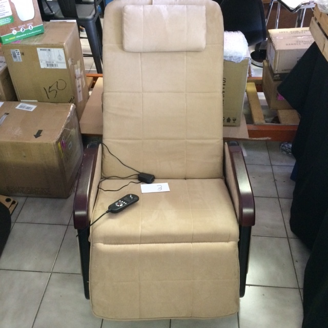 lot 3 image: Zero gravity chair with multi-function massage