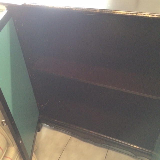 lot 10 image: European style hutch, 2 doors