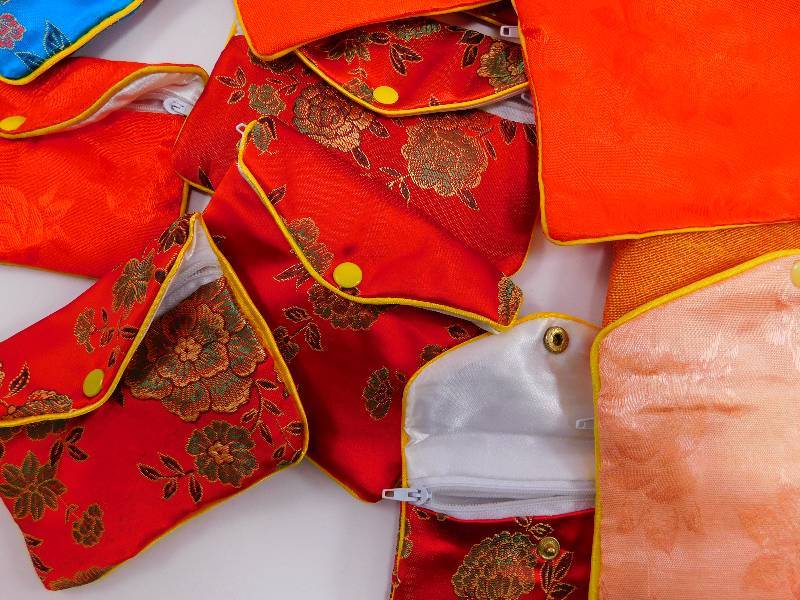 lot 45 image: Lot of Cloth Zipper & Button-Up Bags