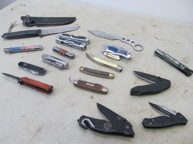 lot 47 image: Lot of Vintage and Newer Knives