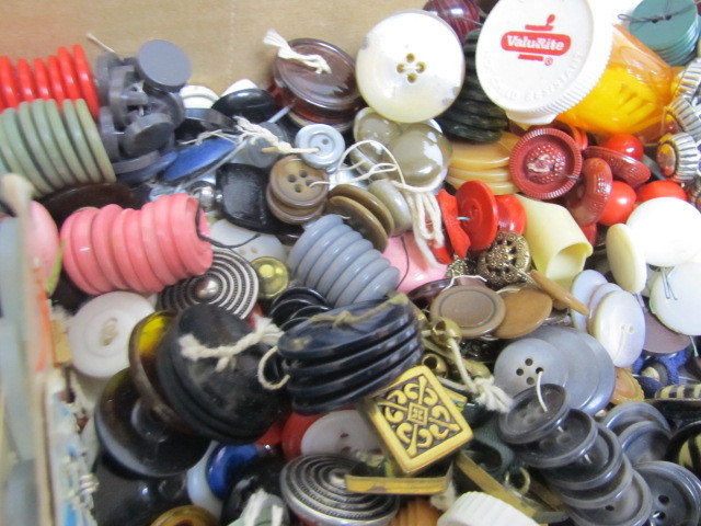 lot 100 image: GREAT Collection of Vintage Buttons