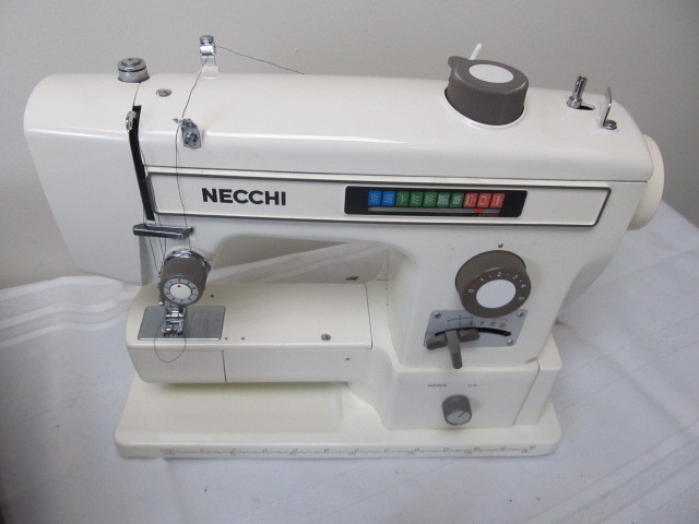 lot 19 image: Working Necchi Model 543 Sewing Machine wCase