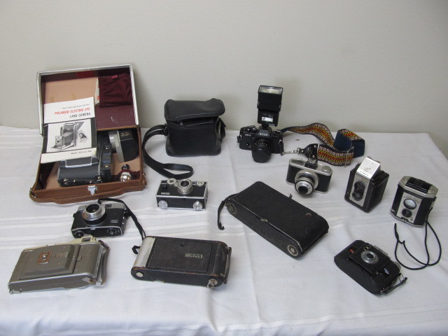 lot 20 image: Large Lot of Vintage Cameras