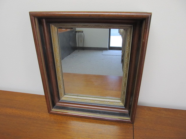 lot 25 image: Antique Victorian Deep Set Mirror