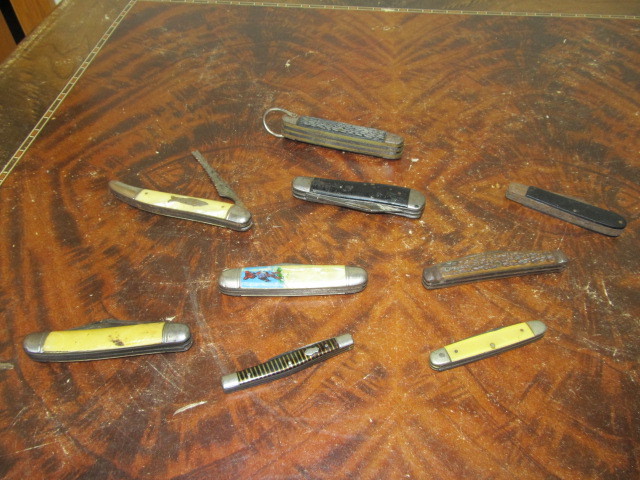 lot 32 image: Group of Vintage Pocket Knives