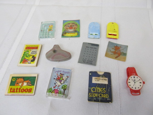 lot 34 image: Vintage Cracker Jack Prizes
