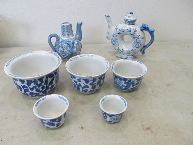 lot 82 image: Oriental Planters &amp Serving Pieces