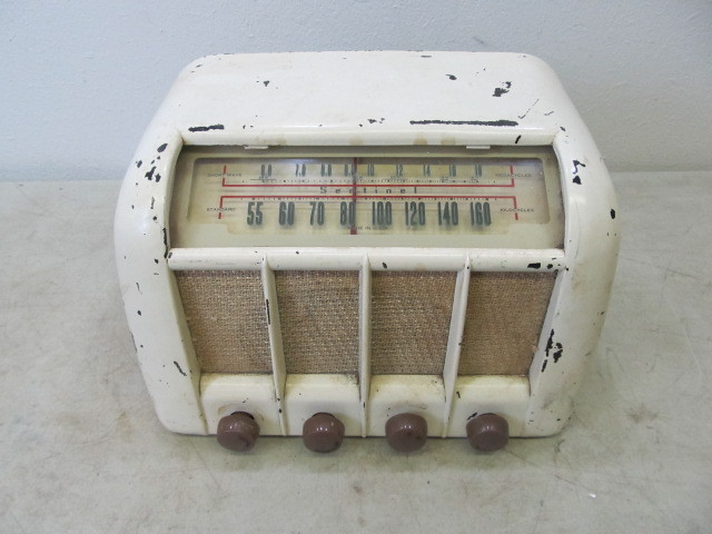 lot 85 image: Working Vintage Sentinel Radio