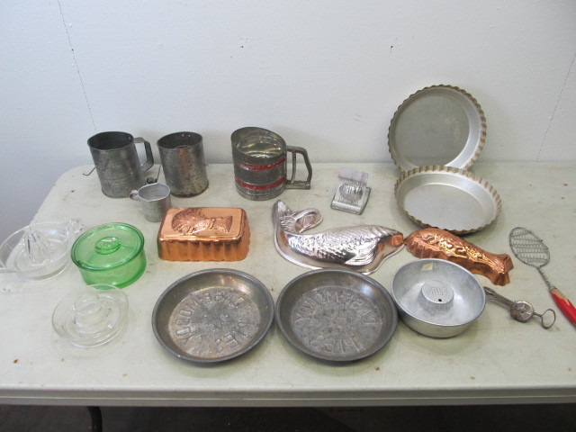 lot 86 image: Lot of Vintage Kitchen Items