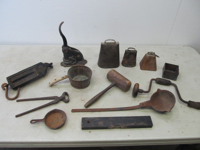 lot 87 image: Lot of Antique Primitive Items
