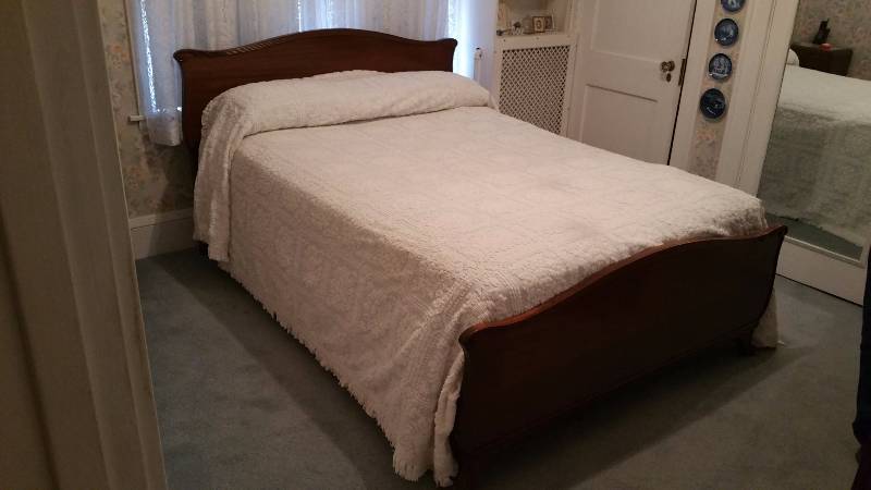 lot 2 image: Rway Neoclassical Style Full Size Bed  Vintage Chenille Bedspread