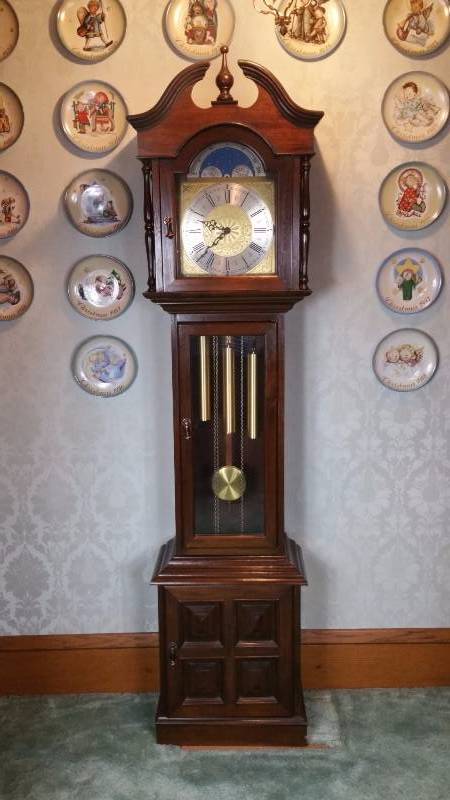 lot 4 image: Traditional Style Grand Mother Clock