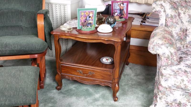 lot 9 image: Harmony Victorian Style End Table