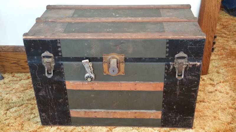 lot 16 image: Vintage Trunk