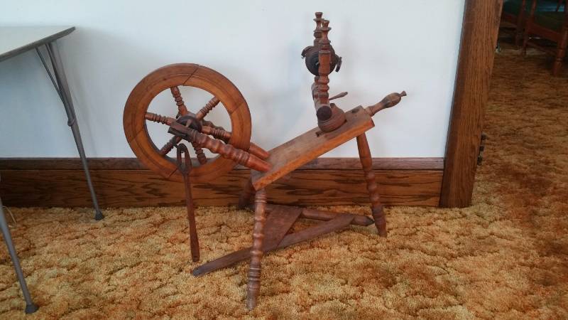 lot 18 image: Vintage Spinning Wheel