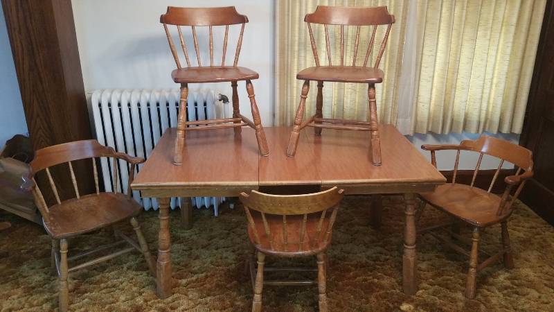 lot 19 image: Vintage Dining Room Table & Chairs