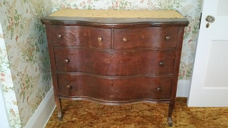 lot 22 image: Antique Quarter Sewn Serpentine Dresser