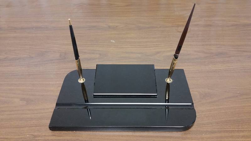 lot 24 image: Vintage Sheaffers Black Oynx Double Fountain Pen Holder w Pens