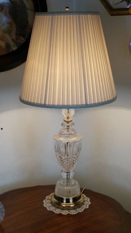 lot 28 image: Vintage Cut Crystal & Brass Table Lamp