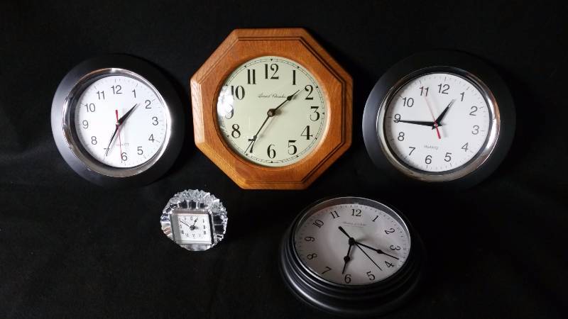 lot 49 image: Group of 5 Wall  Table Clocks