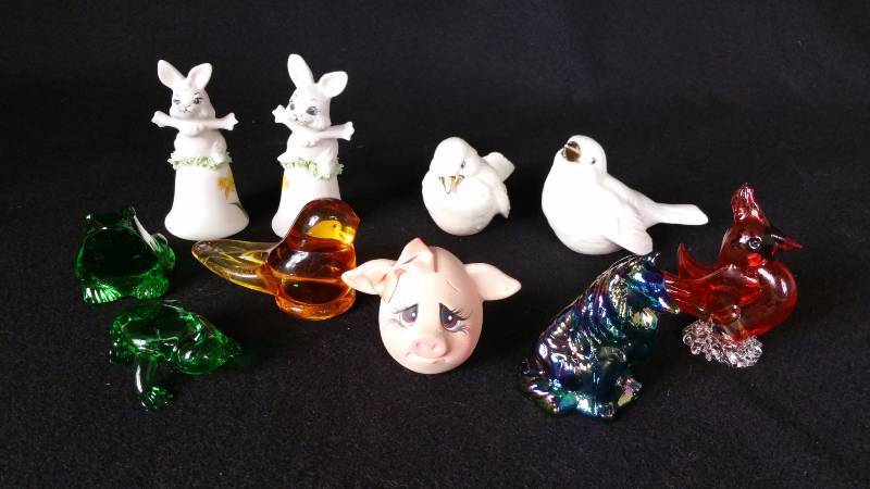 lot 107 image: Goebel Birds, Carnival Glass Collie, Signed Art Glass, Etc.