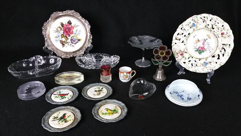 lot 118 image: Souvenir Glass, Holland, Wallace, Pierced Porcelain, Etc.