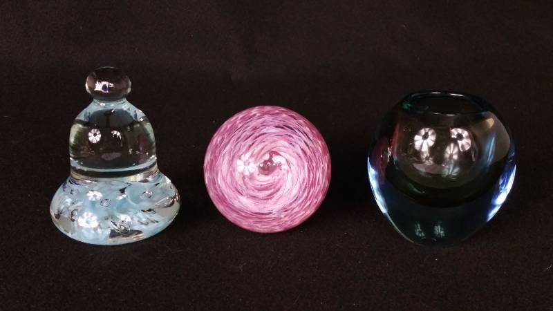 lot 120 image: Art Glass Paperweights, GES, Etc