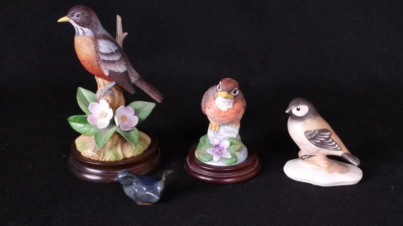 lot 124 image: (4) Porcelain  Pottery Birds