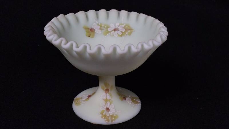 lot 131 image: Fenton Burmese Pie Crust Compote