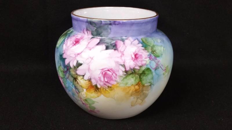 lot 136 image: 7 14 Signed M. Hoye Porcelain Vase