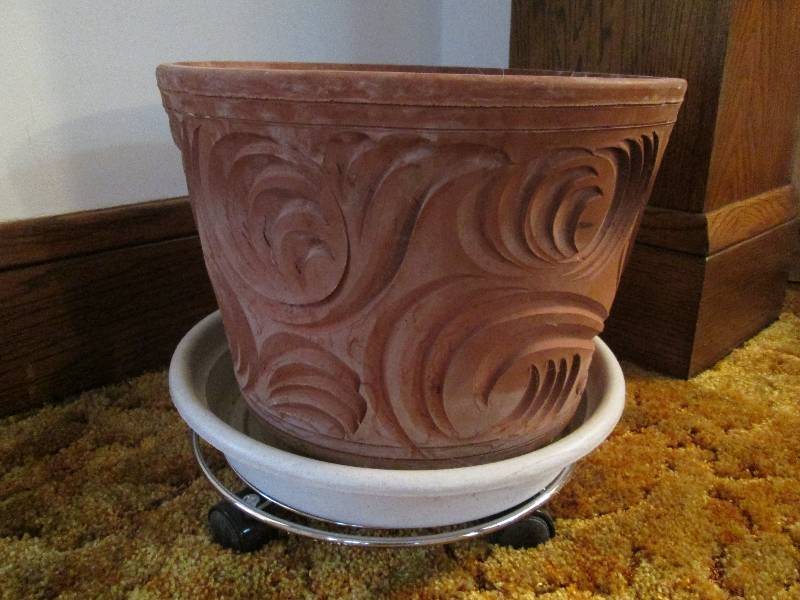 lot 56 image: Large Terracotta Planter
