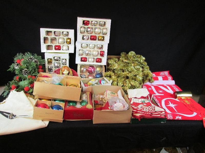 lot 95 image: Christmas Items