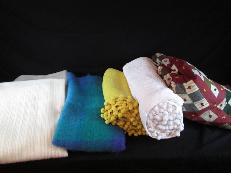 lot 99 image: Quilt Bed Spreads & Throw
