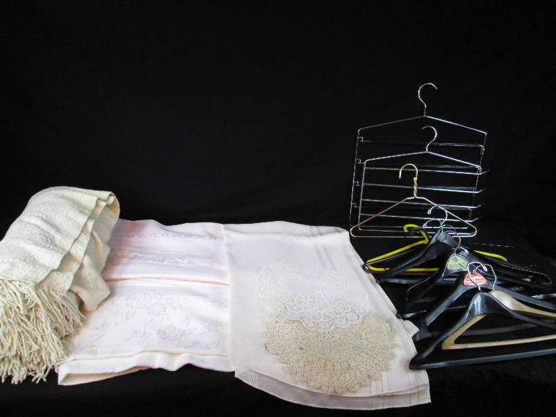 lot 100 image: Table Cloths & Cloth Napkins