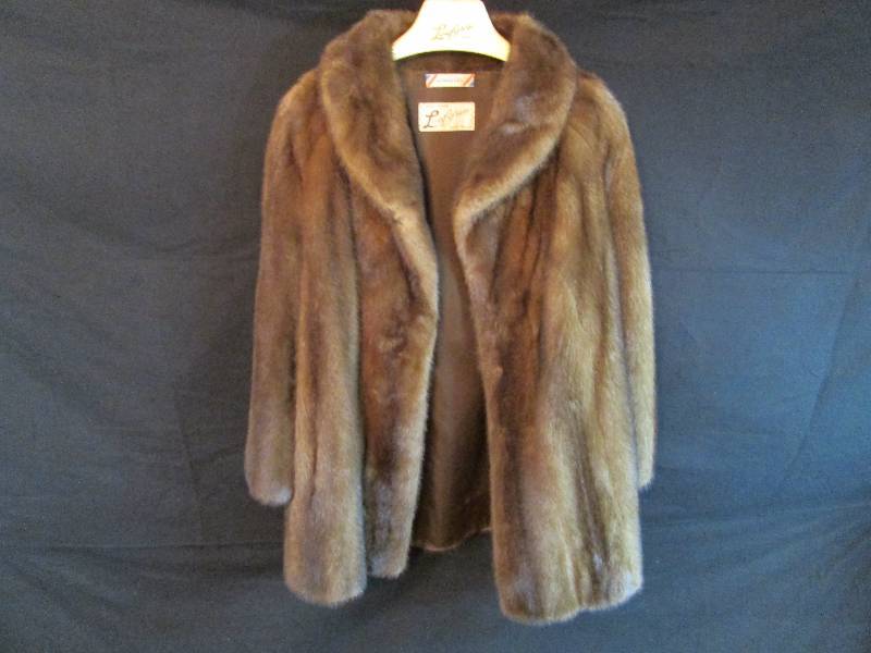 lot 159 image: Vintage Mink Coat w Clasps