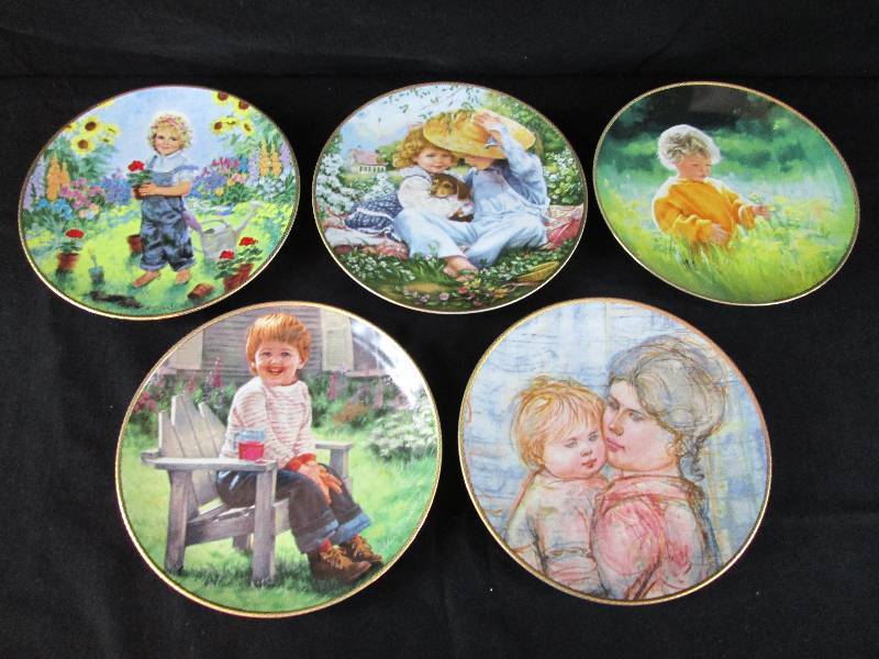 lot 181 image: Knowles Collector Plates