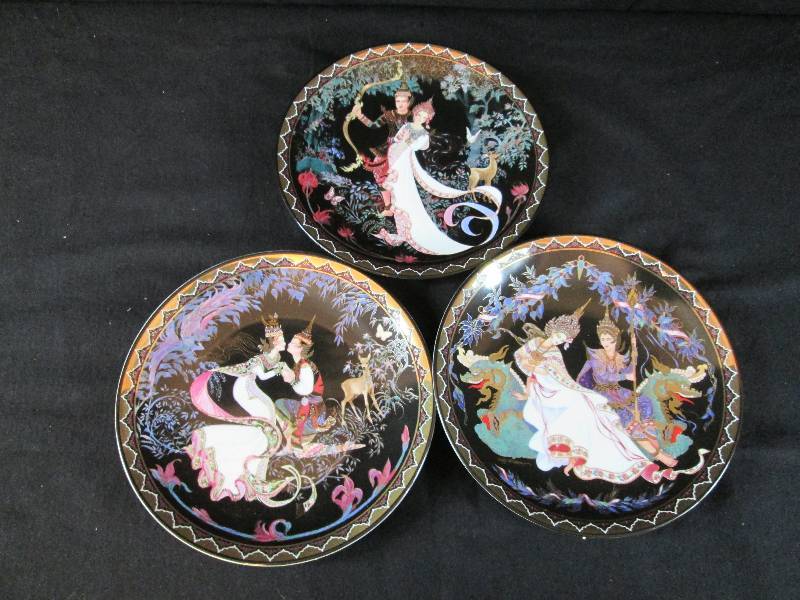 lot 186 image: Royal Porcelain Collector Plates