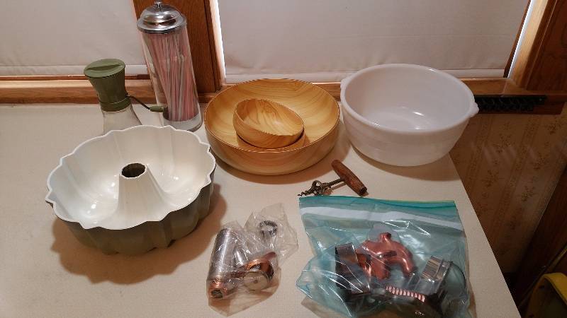 lot 144B image: Bundt Pan, GE Mixing Bowl, Cookie Molds, Etc.