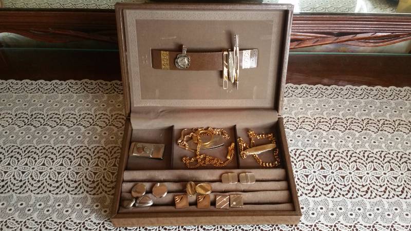 lot 145 image: Group of Vintage Mens Cufflinks & Money Clip, Etc.