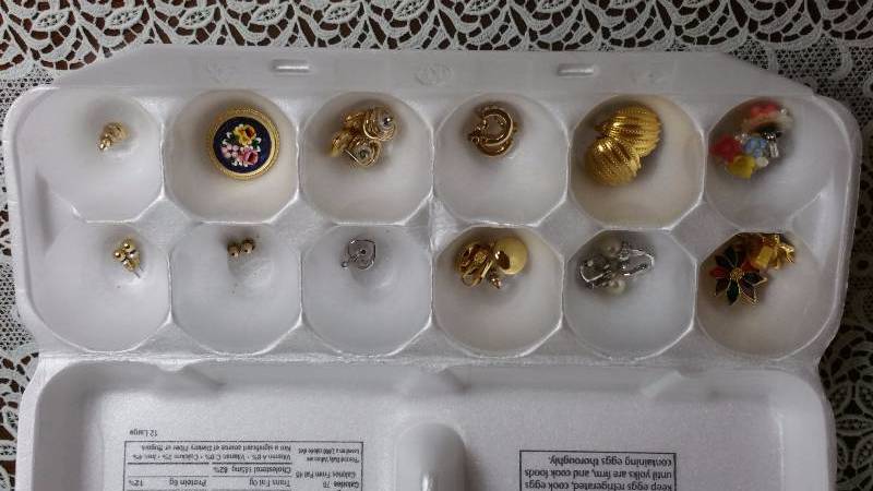 lot 147 image: Group of Vintage Womens Costume Jewelry