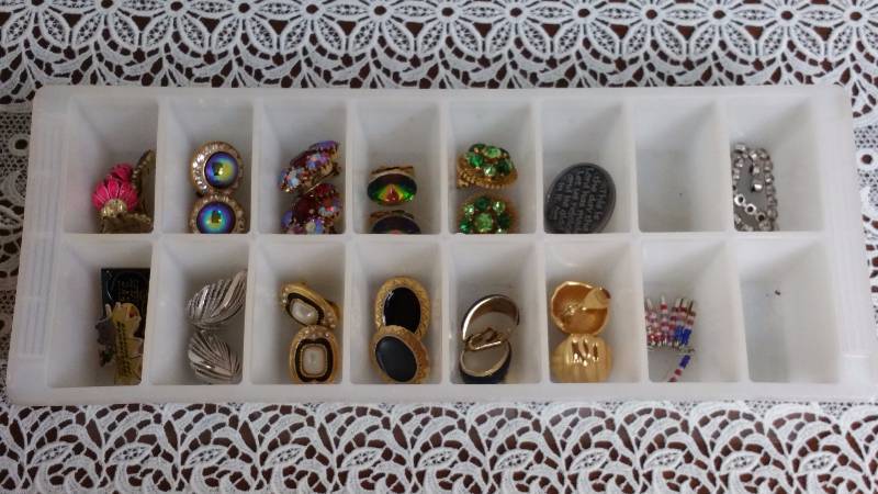 lot 148 image: Group of Vintage Womens Costume Jewelry
