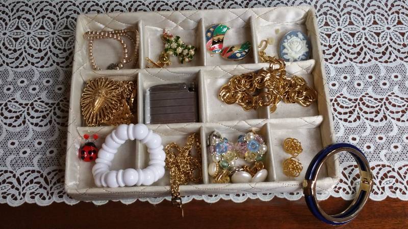 lot 149 image: Group of Vintage Womens Costume Jewelry